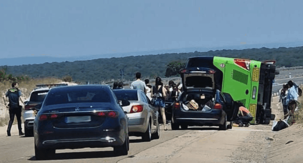 Autocarro português despistou-se na A62 em Espanha enquanto motorista tentava apanhar objeto pessoal: 9 feridos