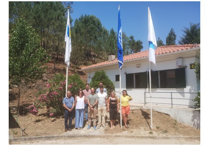 Bandeira Azul hasteada nas Praias Fluviais de Fernandaires e Bostelim em Vila de Rei Bandeira Azul hasteada nas Praias Fluviais de Fernandaires e Bostelim em Vila de Rei