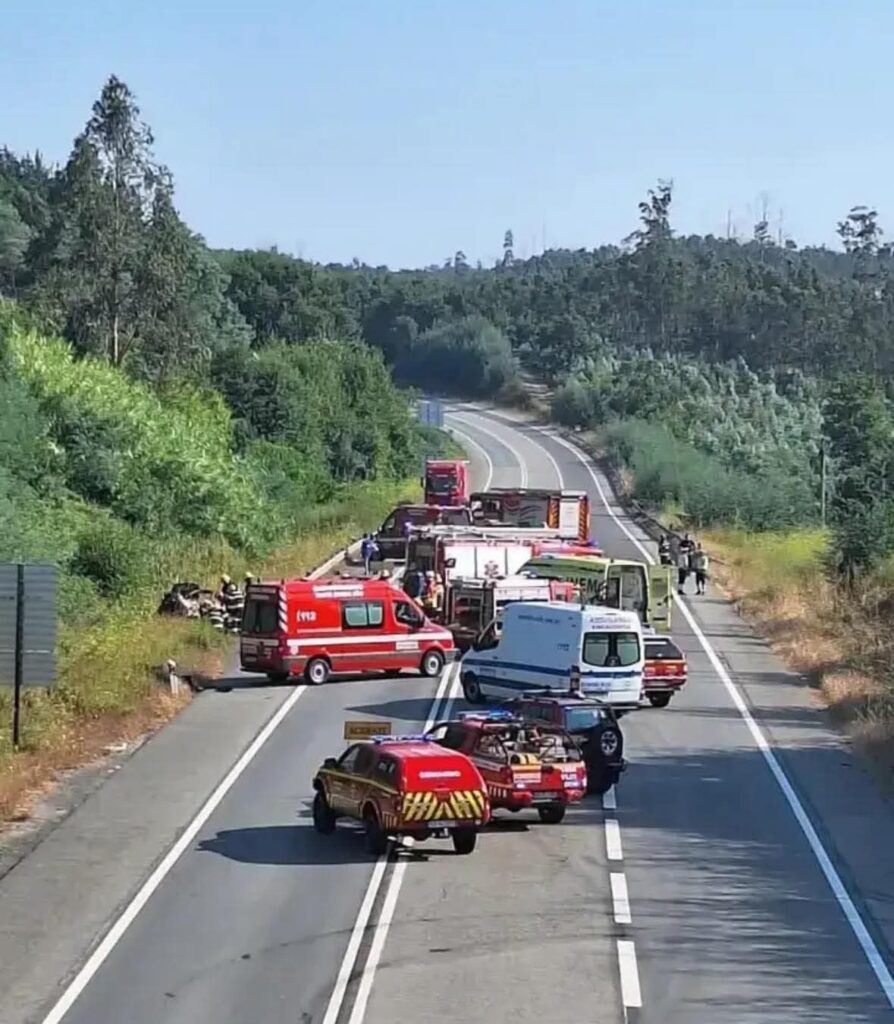 Colisão entre ambulância e camião na A28 deixa três feridos graves em Esposende