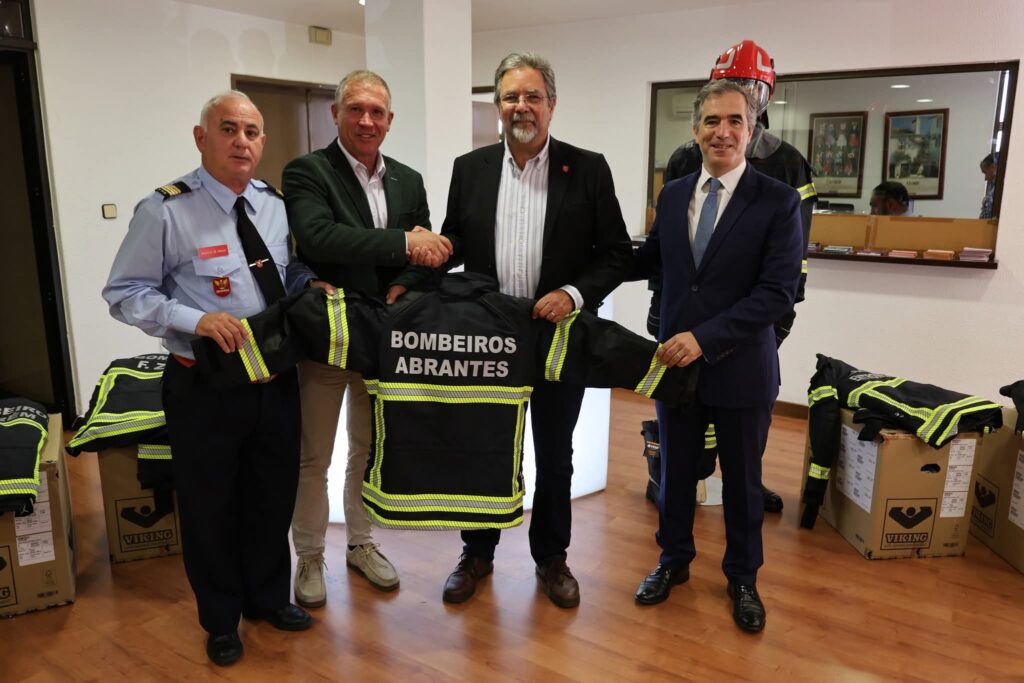 CIM Médio Tejo entrega 272 equipamentos de proteção individual aos bombeiros da região incluindo F. do Zêzere