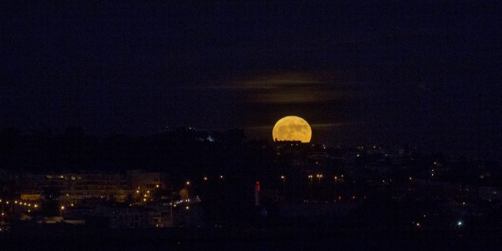 Penúltima super-Lua do ano ilumina o céu nesta noite