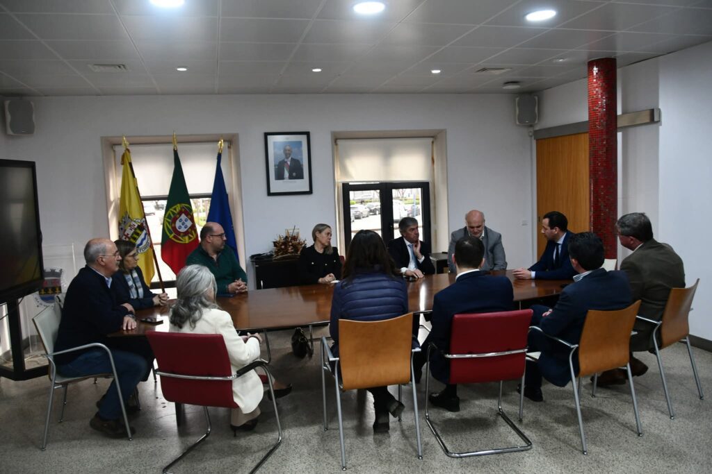 Secretário de Estado do Turismo esteve em Ferreira do Zêzere a avaliar danos no Lago Azul e reconheceu urgência na intervenção Secretário de Estado do Turismo esteve em Ferreira do Zêzere a avaliar danos no Lago Azul e reconheceu urgência na intervenção