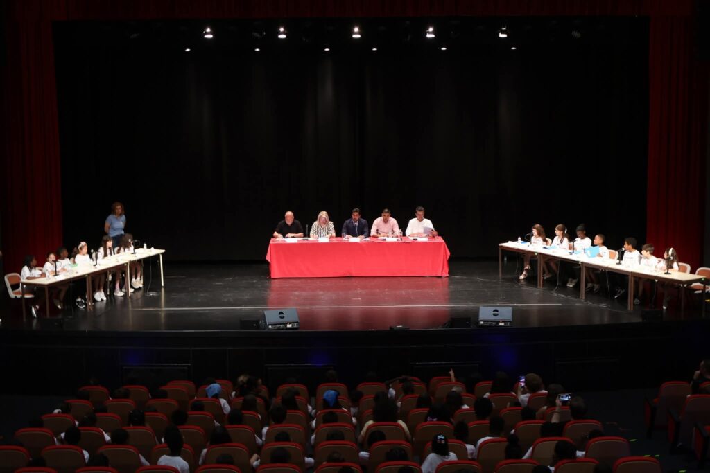 Entroncamento: Cineteatro São João acolheu 10.ª edição de “Políticos de Palmo e Meio” com 290 alunos