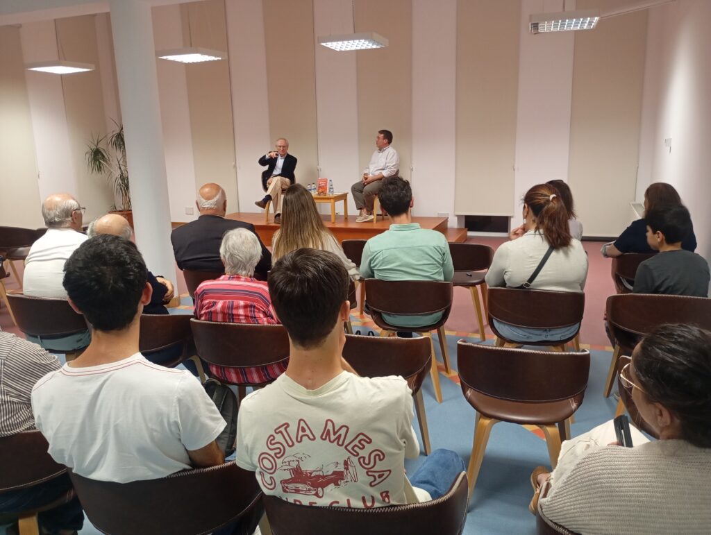 Ferreira do Zêzere recebeu António Bagão Félix com o livro “Quarenta Árvores em Discurso Direto” na Biblioteca Municipal