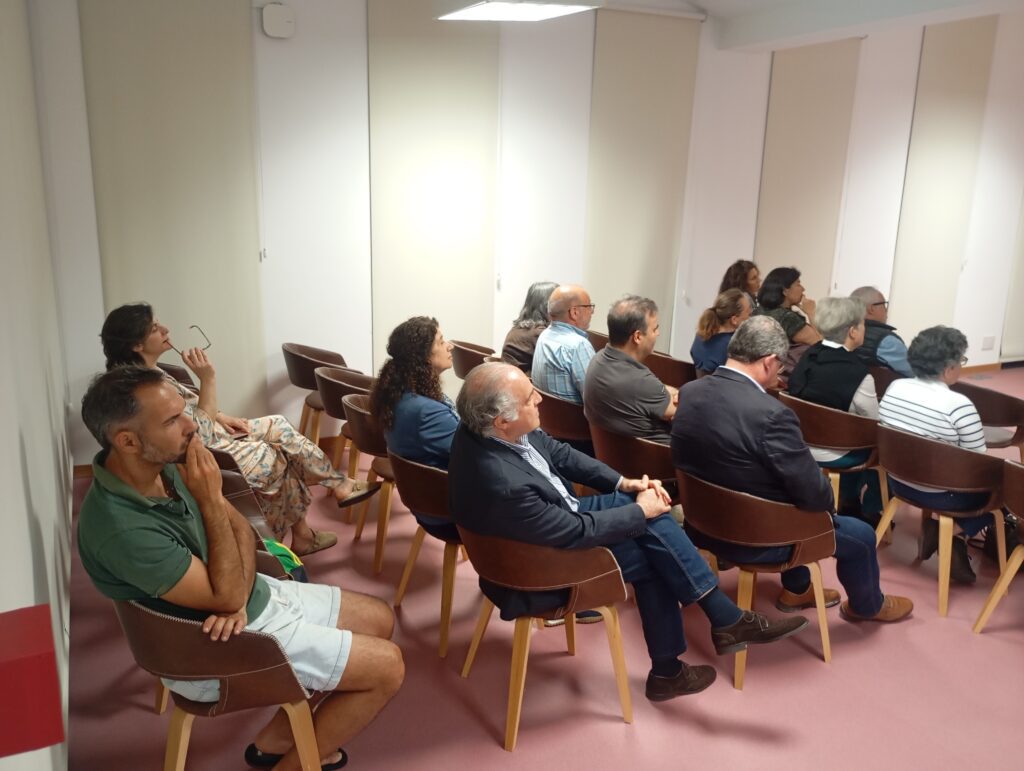 Ferreira do Zêzere recebeu António Bagão Félix com o livro “Quarenta Árvores em Discurso Direto” na Biblioteca Municipal