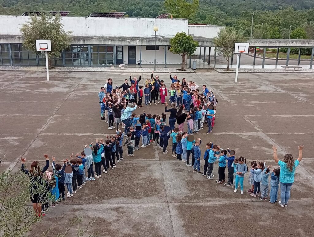Ferreira do Zêzere encerra mês da prevenção dos maus-tratos na infância com Laço Humano Ferreira do Zêzere encerra mês da prevenção dos maus-tratos na infância com Laço Humano