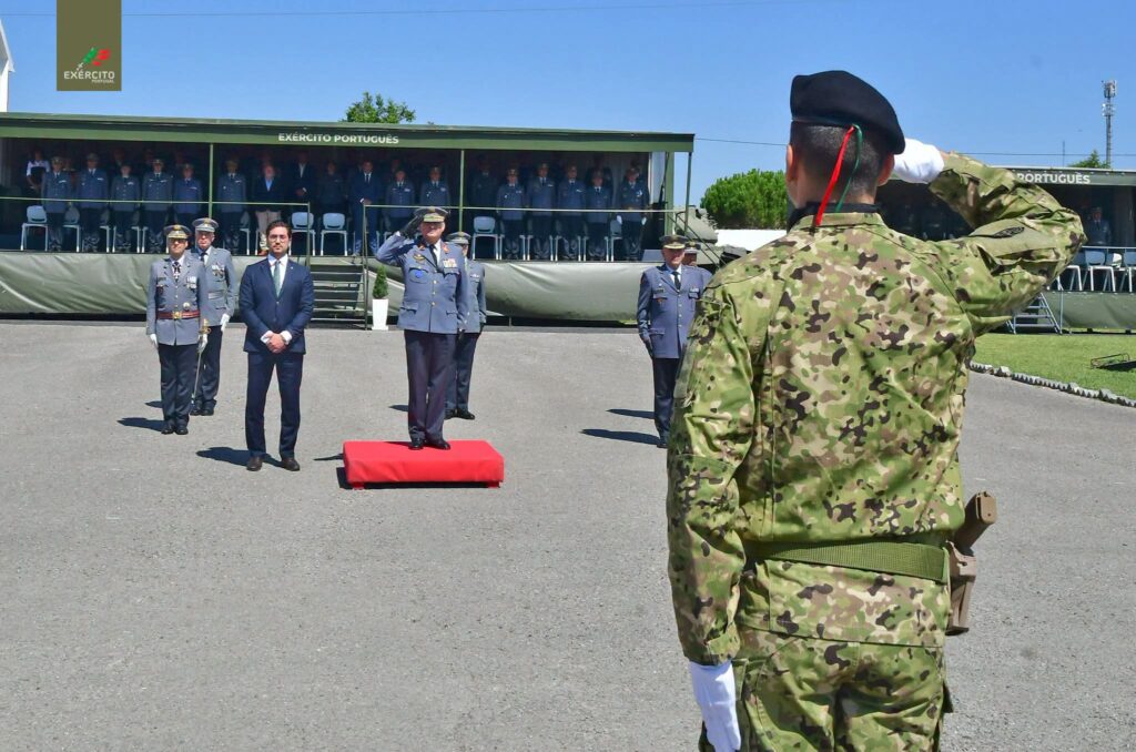 Coronel de Material António Paulo Bettencourt é o novo Comandante do Regimento de Manutenção do Entroncamento Coronel de Material António Paulo Bettencourt é o novo Comandante do Regimento de Manutenção do Entroncamento