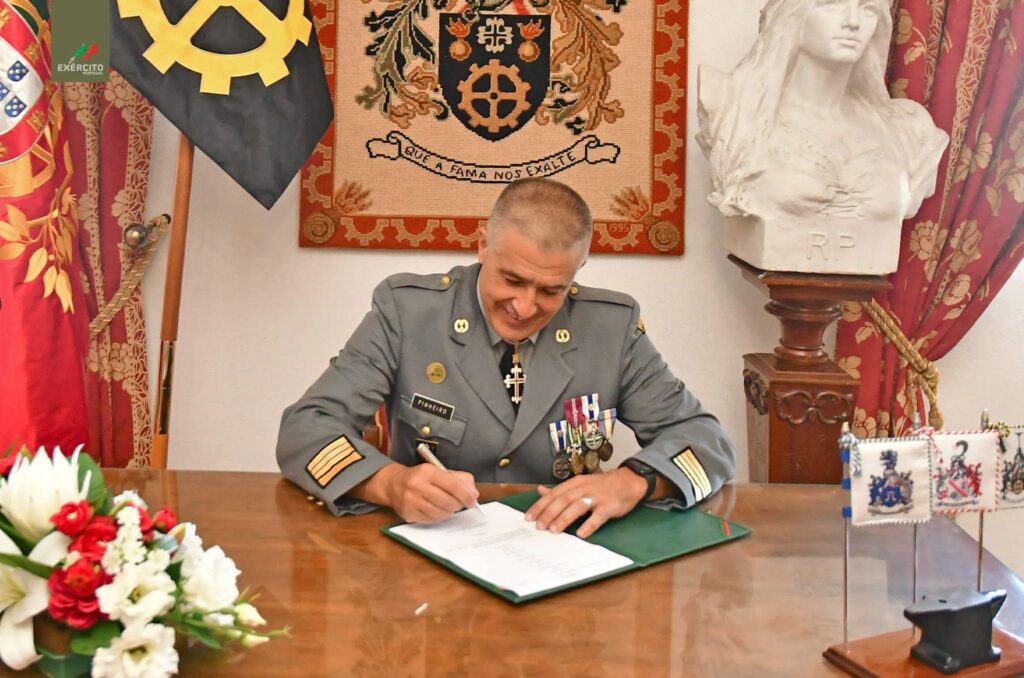 Coronel de Material António Paulo Bettencourt é o novo Comandante do Regimento de Manutenção do Entroncamento Coronel de Material António Paulo Bettencourt é o novo Comandante do Regimento de Manutenção do Entroncamento