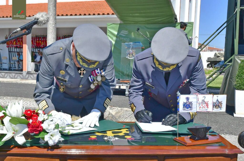 Coronel de Material António Paulo Bettencourt é o novo Comandante do Regimento de Manutenção do Entroncamento Coronel de Material António Paulo Bettencourt é o novo Comandante do Regimento de Manutenção do Entroncamento