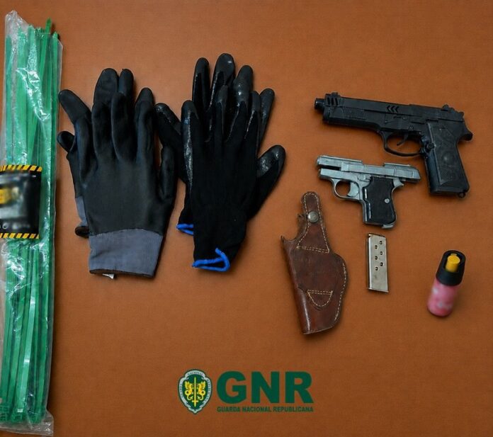 GNR detém dois suspeitos de roubos à mão armada em Almeirim
