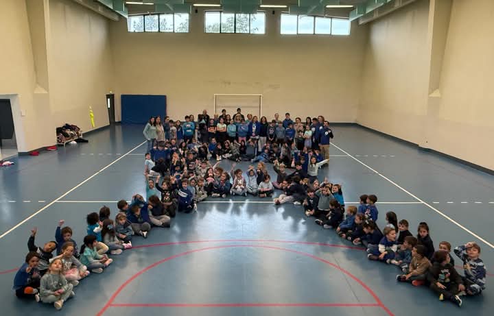 CPCJ de Ferreira do Zêzere encerra abril com Laços Azuis gigantes nos Centros Escolares