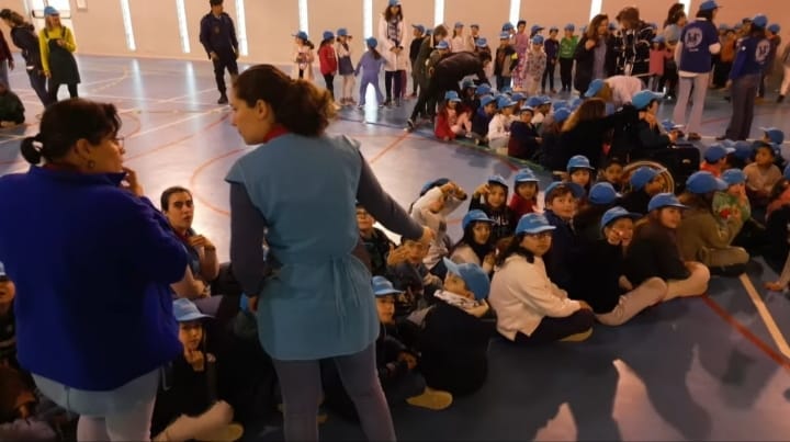 CPCJ de Ferreira do Zêzere encerra abril com Laços Azuis gigantes nos Centros Escolares