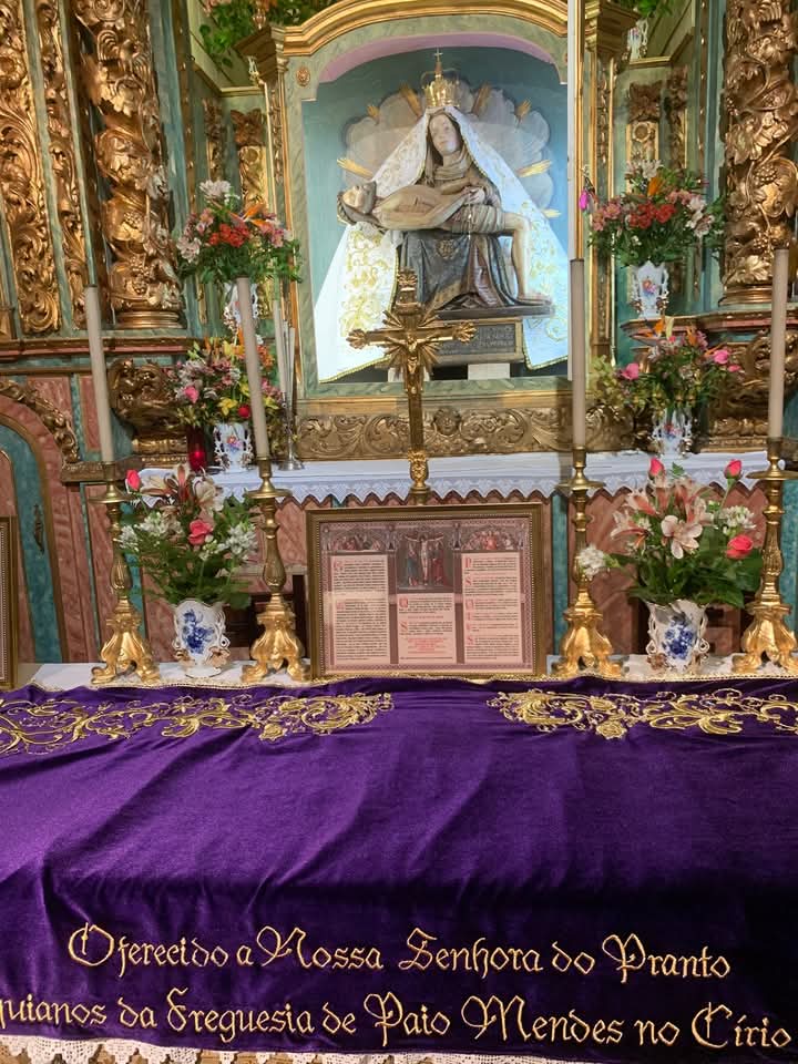 Paróquia de Paio Mendes oferece manto roxo, bordado à mão, a Nossa Senhora do Pranto.