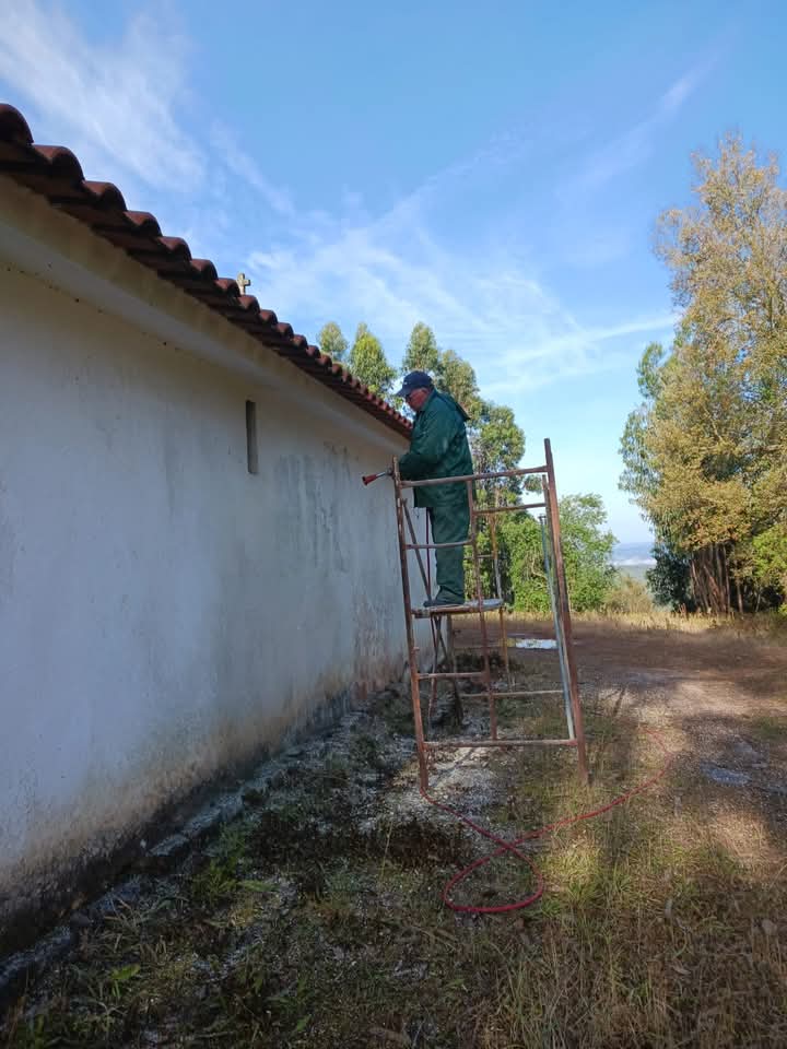 Capela de S. Saturnino de cara lavada pelas mãos da " devoção "