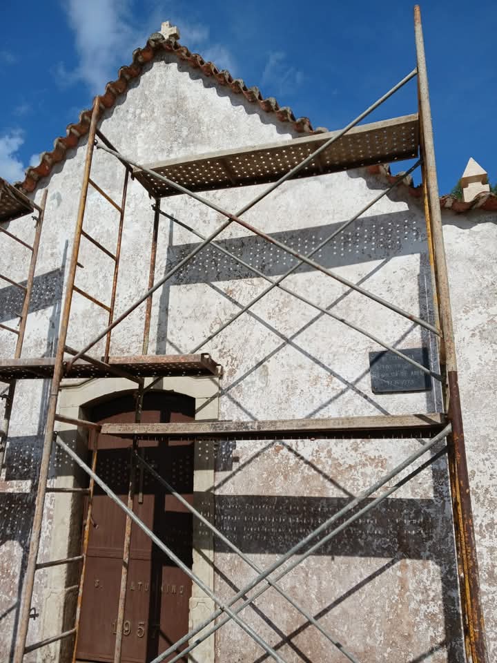 Capela de S. Saturnino de cara lavada pelas mãos da " devoção "