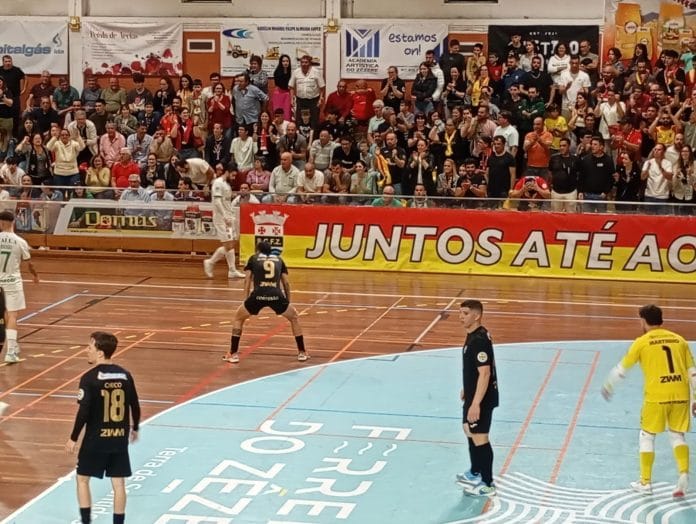Ferreira do Zêzere faz história e vence Sporting no arranque do playoff: 5-4