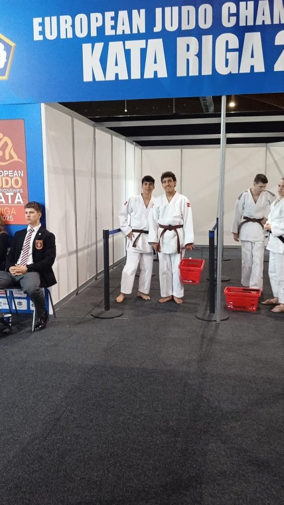 Atletas de Ferreira do Zêzere regressam hoje do Europeu de Kata em Riga, Letónia