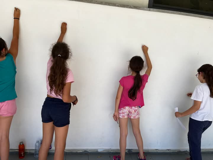 Alunos do Centro Escolar de Areias mostram veia artística em mural coletivo Alunos do Centro Escolar de Areias mostram veia artística em mural coletivo