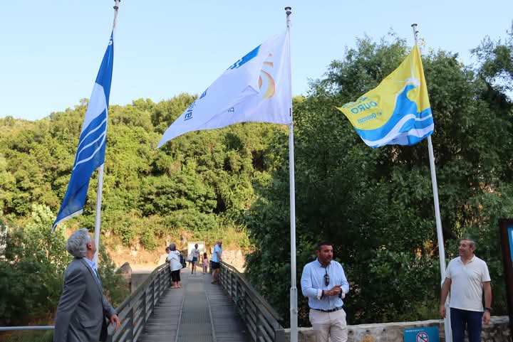 Praia do Agroal galardoada com Bandeira Azul, Bandeira Praia Acessível e Bandeira de Ouro