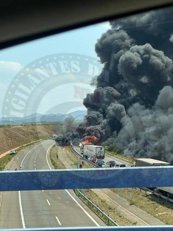 Acidente aparatoso na A-23 em Cariñena (Espanha) corta trânsito nos dois sentidos
