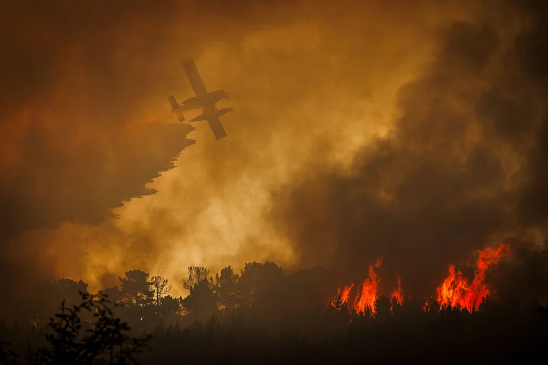 Movimentação de colunas de bombeiros mobiliza País para combate a incêndio em Sabrosa
