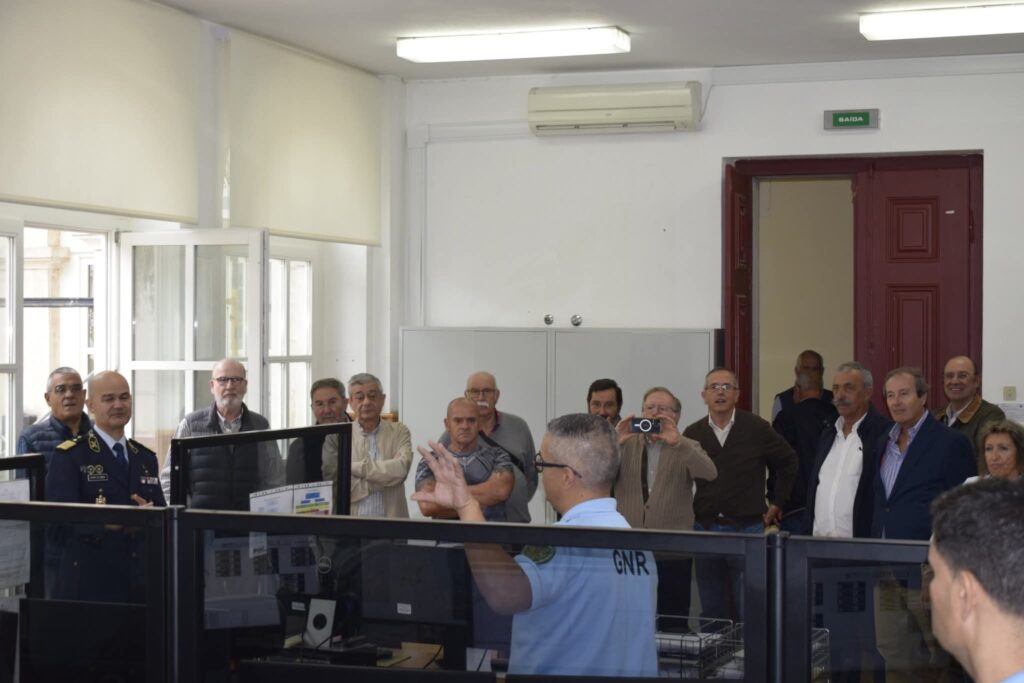 Antigos Oficiais da GNR visitam o Comando Territorial de Santarém Antigos Oficiais da GNR visitam o Comando Territorial de Santarém