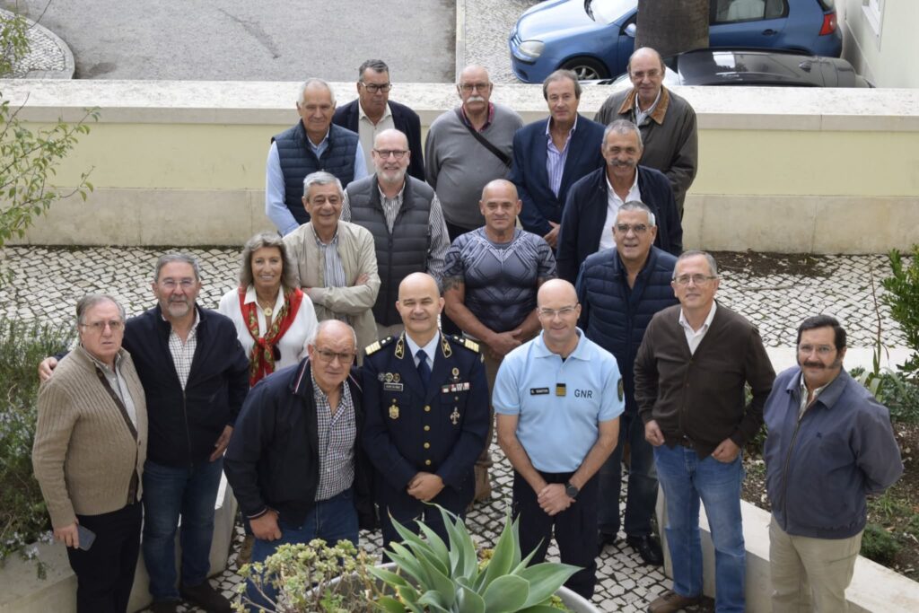 Antigos Oficiais da GNR visitam o Comando Territorial de Santarém Antigos Oficiais da GNR visitam o Comando Territorial de Santarém