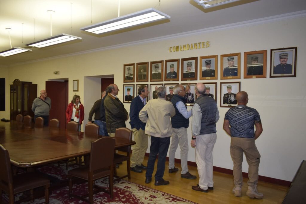 Antigos Oficiais da GNR visitam o Comando Territorial de Santarém Antigos Oficiais da GNR visitam o Comando Territorial de Santarém