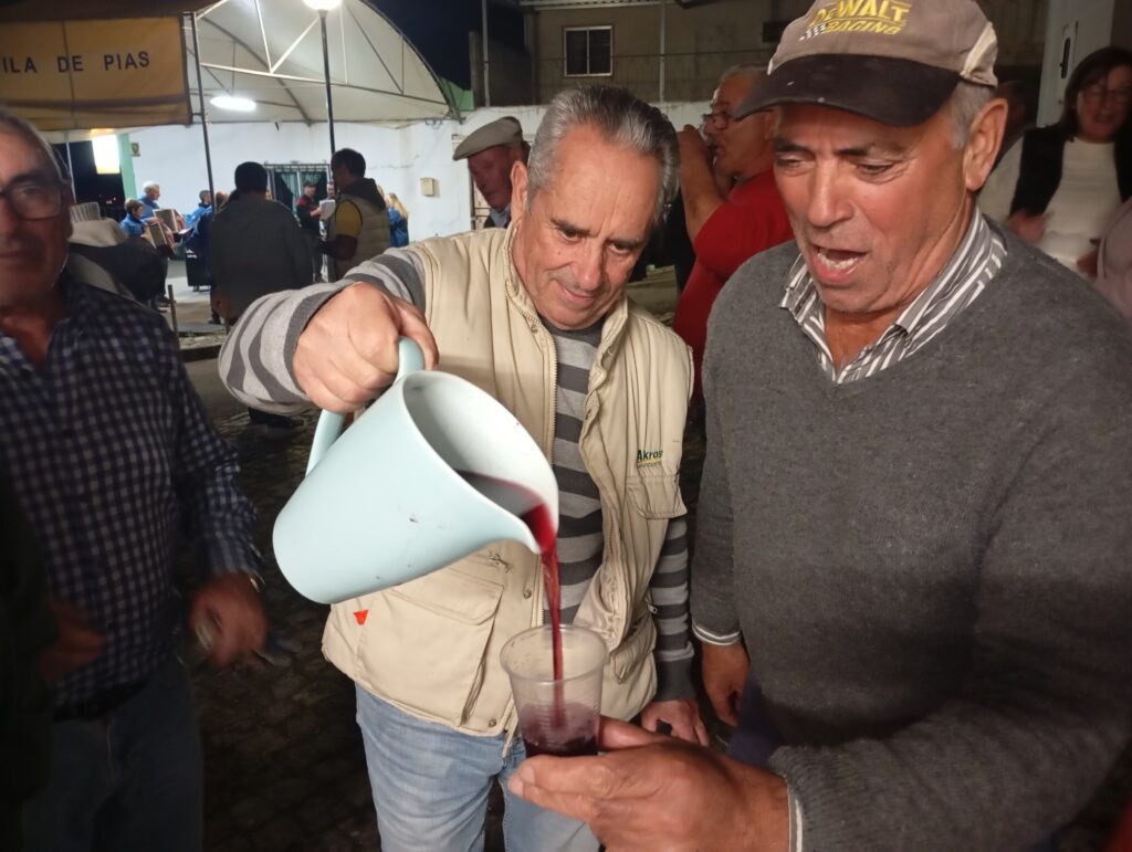 União de freguesias de Areias e Pias celebrou o São Martinho com música, tradição, castanhas e água-pé União de freguesias de Areias e Pias celebrou o São Martinho com música, tradição, castanhas e água-pé