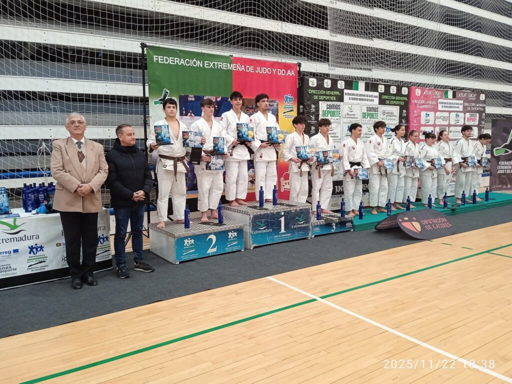 Atletas da AJDS destacam-se no XI Troféu Ibérico de Kata, em Cáceres (Espanha) Atletas da AJDS destacam-se no XI Troféu Ibérico de Kata, em Cáceres (Espanha)