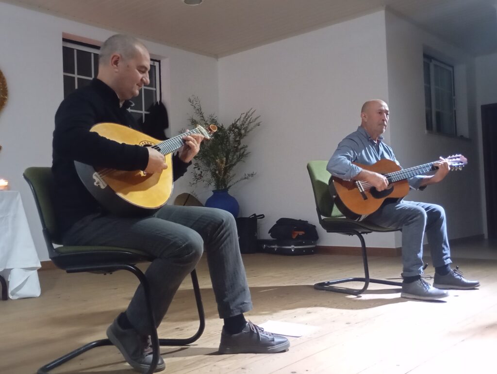 Dornes recebeu mais de 100 pessoas para ouvir cantar o Fado Dornes recebeu mais de 100 pessoas para ouvir cantar o Fado