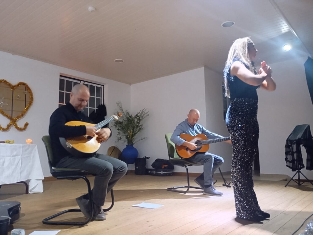 Dornes recebeu mais de 100 pessoas para ouvir cantar o Fado Dornes recebeu mais de 100 pessoas para ouvir cantar o Fado