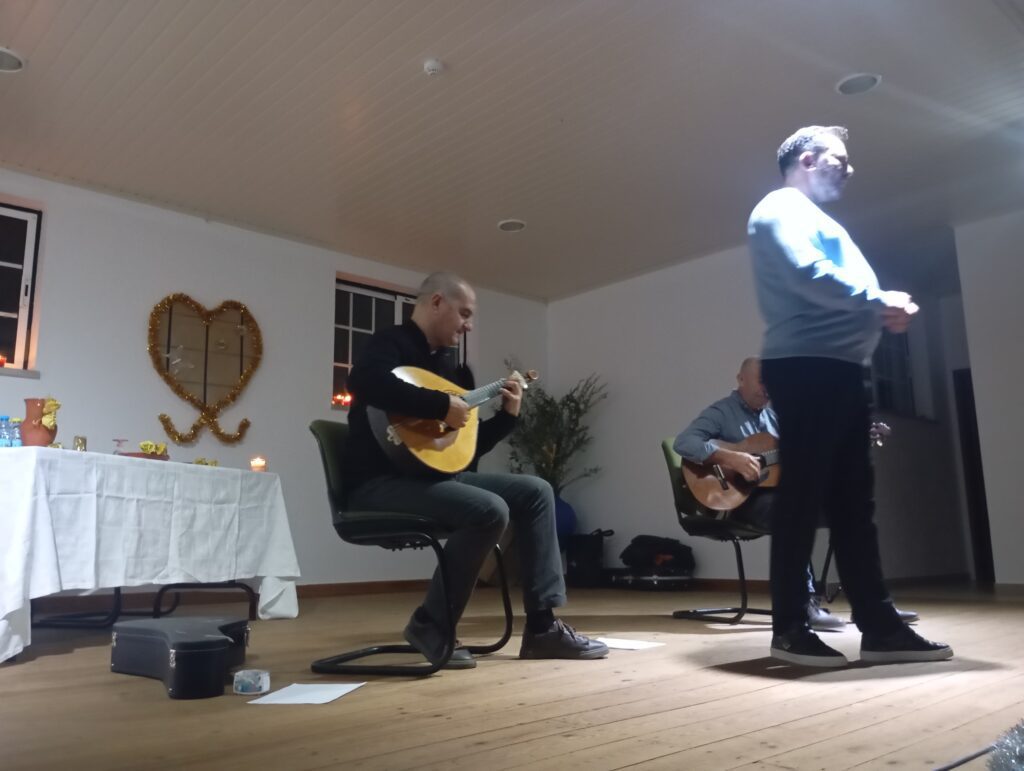 Dornes recebeu mais de 100 pessoas para ouvir cantar o Fado Dornes recebeu mais de 100 pessoas para ouvir cantar o Fado