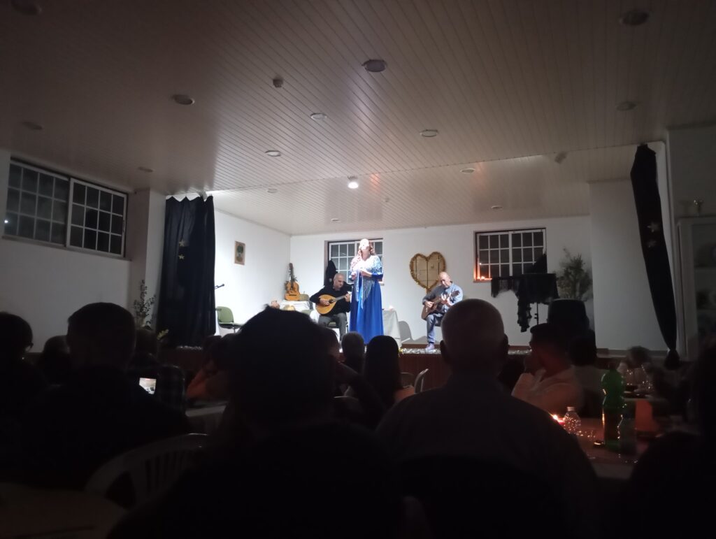 Dornes recebeu mais de 100 pessoas para ouvir cantar o Fado Dornes recebeu mais de 100 pessoas para ouvir cantar o Fado