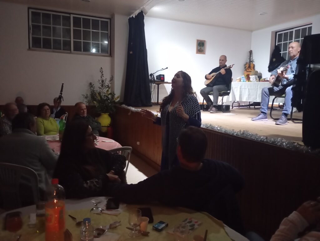 Dornes recebeu mais de 100 pessoas para ouvir cantar o Fado Dornes recebeu mais de 100 pessoas para ouvir cantar o Fado