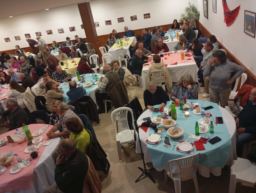 Dornes recebeu mais de 100 pessoas para ouvir cantar o Fado Dornes recebeu mais de 100 pessoas para ouvir cantar o Fado