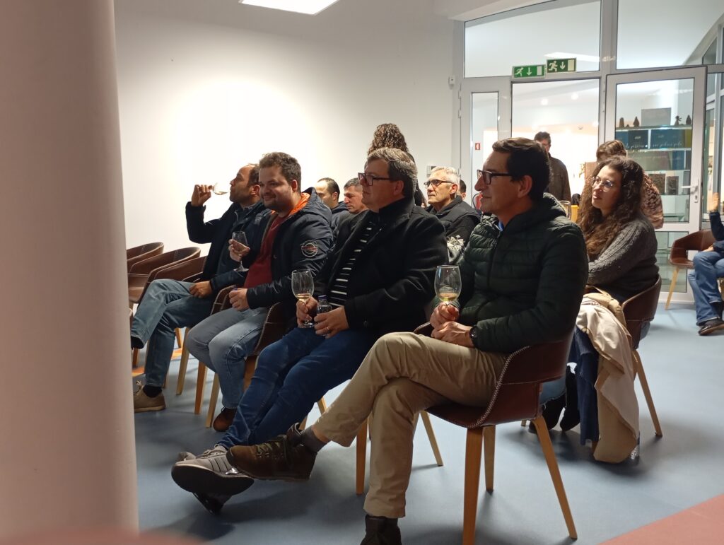 Biblioteca Municipal de Ferreira do Zêzere acolheu palestra e prova de vinhos com forte participação Biblioteca Municipal de Ferreira do Zêzere acolheu palestra e prova de vinhos com forte participação