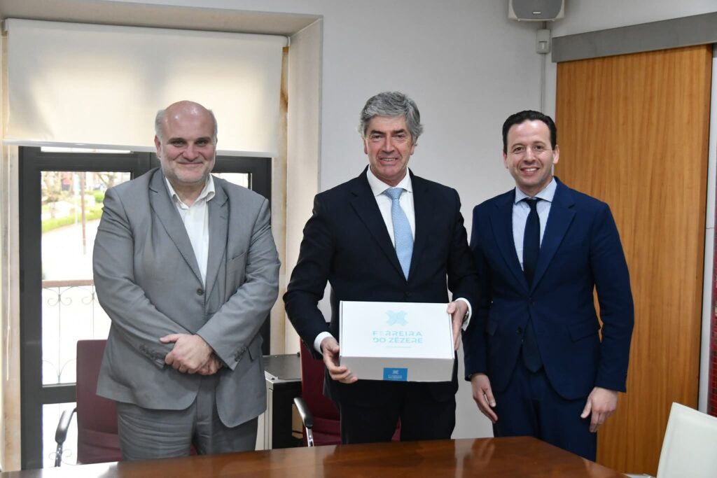 Secretário de Estado do Turismo esteve em Ferreira do Zêzere a avaliar danos no Lago Azul e reconheceu urgência na intervenção Secretário de Estado do Turismo esteve em Ferreira do Zêzere a avaliar danos no Lago Azul e reconheceu urgência na intervenção