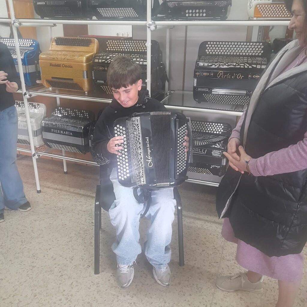 Atelier do Acordeão recebeu a visita dos alunos do 7.º ano da Escola Pedro Ferreiro