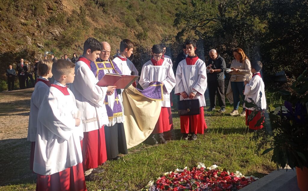 Via-Sacra rumo a Dornes presidida pelo Cónego Inácio Soares Via-Sacra rumo a Dornes presidida pelo Cónego Inácio Soares