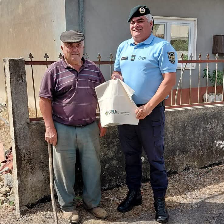 GNR da Sertã entrega bens de hidratação à população idosa no âmbito de parceria com o Pingo Doce